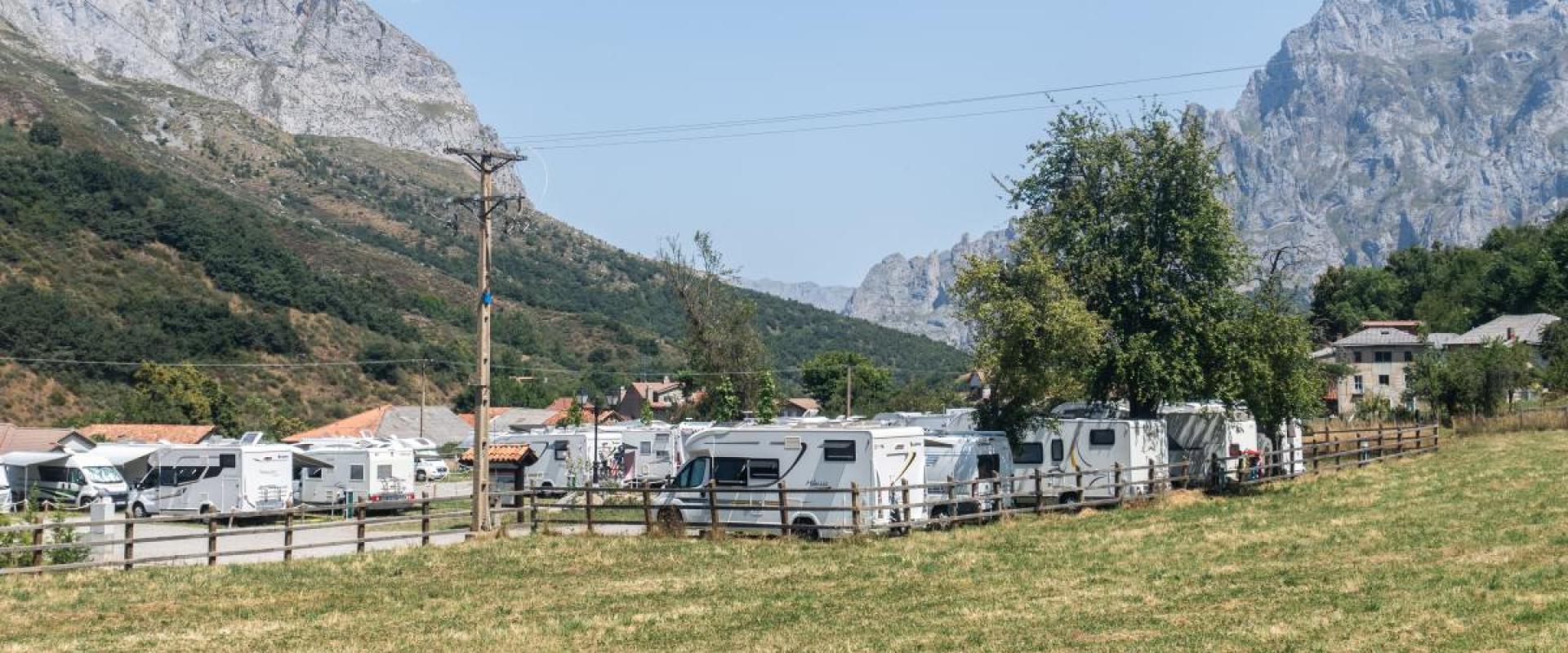 Parking de auto caravanas. Caravana Parking - 74 plazas cubiertas